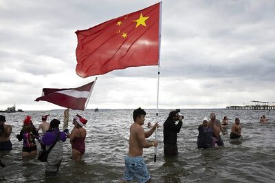 Why Hundreds in US Jumped Into Ice-cold Water in Santa Hats to Ring in 2020