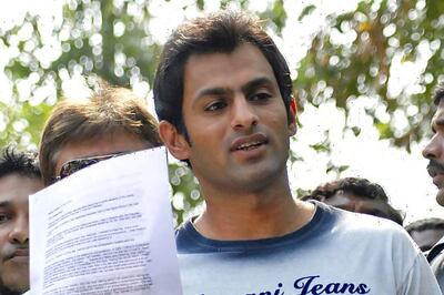 Shoaib admits marriage, divorces Ayesha