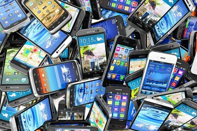 Smartphone Lifespan Increase by One Year Can Considerably Reduce Emissions: Activists