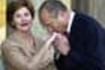 Pics: Kiss like the French Prez does