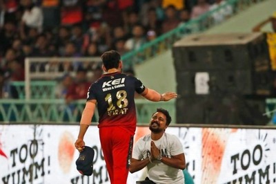 IPL 2023: Fan Touches Virat Kohli's Feet Before Kohli-Gambhir Showdown - Watch Now!