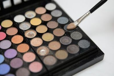 How to Apply Eyeliner (Men)