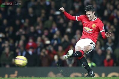 Manchester United offer Robin van Persie 5 million pounds to leave club