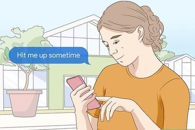 What Does HMU Mean? Snapchat, Texting, and More