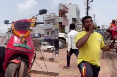 Chhattisgarh Man Stages Protest Outside Ola Electric Showroom, Sings ‘Mujhko Saza Di Ola Ne’