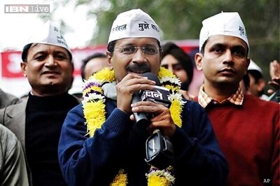Arvind Kejriwal turns protester in Delhi, Shinde cautions him