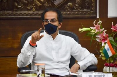 Centre Should Arrange for Migrant Workers to go Home, Shiv Sena Says in Party Mouthpiece 'Saamna'
