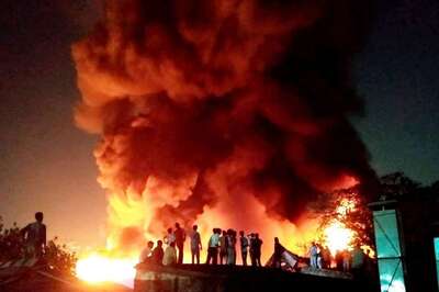 WATCH | Major Fire Breaks Out in Kolkata's Tangra Area, 15 Fire Tenders at Spot; Firefighters Receive Injuries