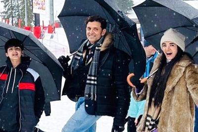 Hrithik Roshan Posts 1st Pic With Kids, GF Saba Azad As They Celebrate White Christmas