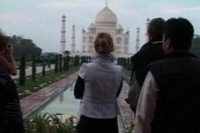 Julia Roberts visits Taj, enjoys elephant rides
