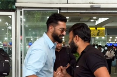 Tauba Tauba Fever: Vicky Kaushal Gives A Thumbs Up To Paparazzo's Killer Moves At Airport