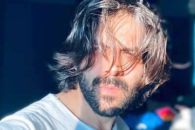 Kartik Aaryan Lets His 'Eyes Do the Talking' in This Gorgeous Sun-kissed Selfie