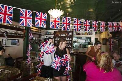 Congratulatory messages pour in after Kate gives birth to a baby boy