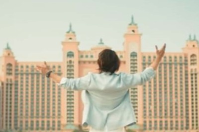 Shah Rukh Khan is Back With His Signature Pose in New Video and Fans Can't Keep Calm; Watch