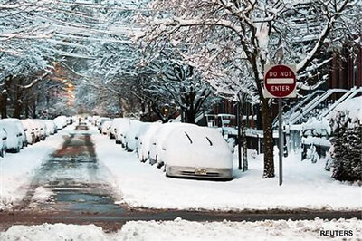 US blizzard kills two, leaves thousands without power