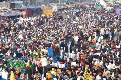Widows, Sisters & Mothers of Farmers, Who Died by Suicide Due to Debt Issues, Join Protest at Tikri Border