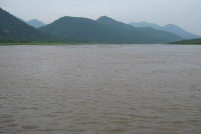 Cauvery meet: Karnataka netas take to streets in Mandya