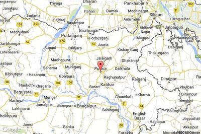 Mob assaults two policemen, snatch revolver and mobile phone