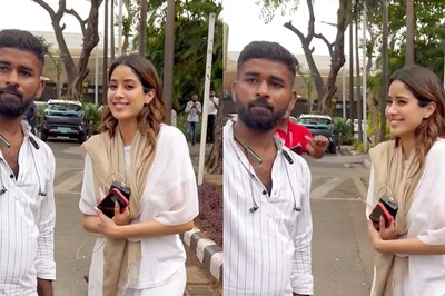Janhvi Kapoor Clicks Selfies With Fans As She Arrives Back In Bombay, Video Goes Viral