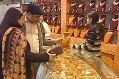 Market crashes, people see hope in gold investment