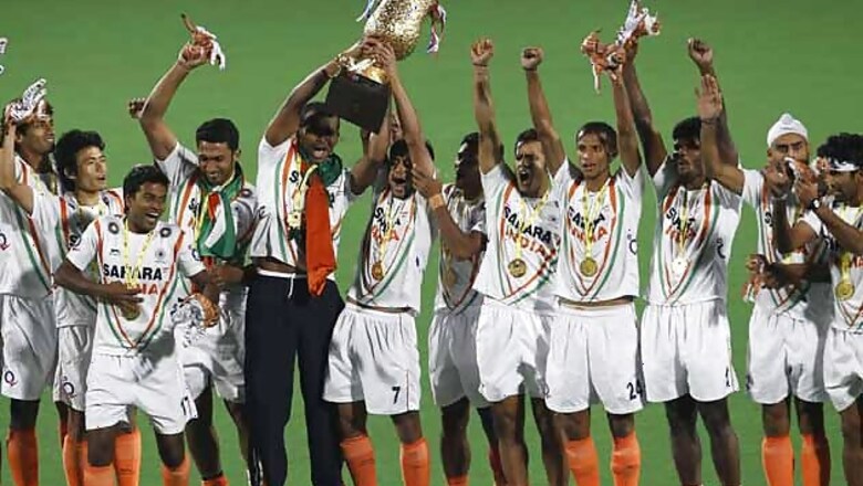 IOA gives advance payment to 16 hockey players