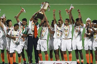 IOA gives advance payment to 16 hockey players