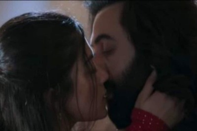 Ranbir Kapoor and Rashmika Mandanna Share a Kiss In Heartbreaking Song Satranga From Animal