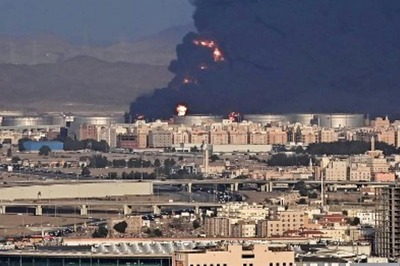 Yemen Rebel Attack on Saudi Aramco Oil Facility Sets Off Huge Fire by F1 Track | WATCH