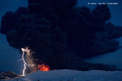 Airlines stop Jakarta flights after volcano blast