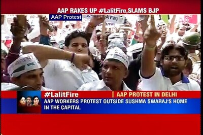 AAP holds protest march demanding resignation of Sushma Swaraj, Vasundhara Raje