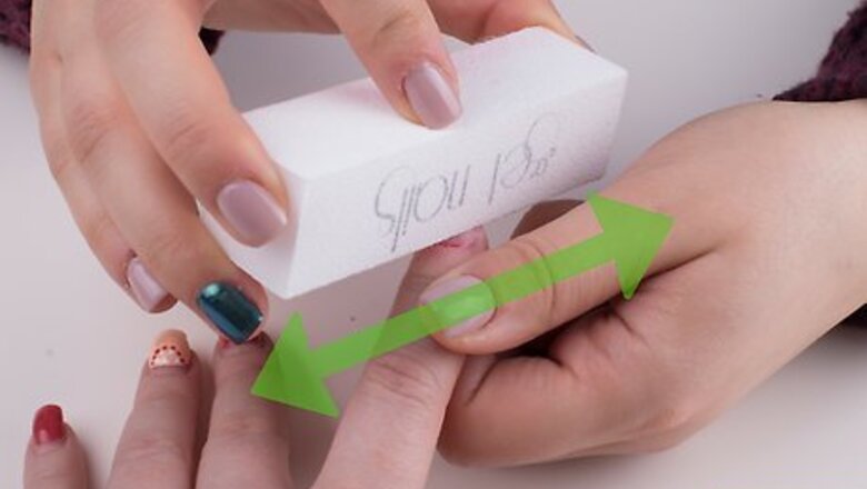 How to Fix a Chipped Manicure