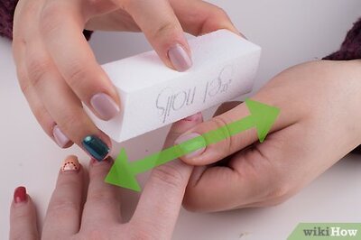 How to Fix a Chipped Manicure