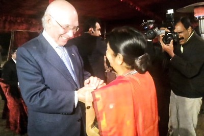 Sushma to meet Sharif, Aziz to discuss Indo-Pak bilateral issues, announcement on cricket series likely today