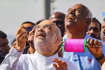Amit Shah Participates in Kite Flying Competition, Joins Uttarayan Festivities in Ahmedabad | Watch
