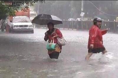  Heavy rains in Kolkata, waterlogging causes traffic disruption
