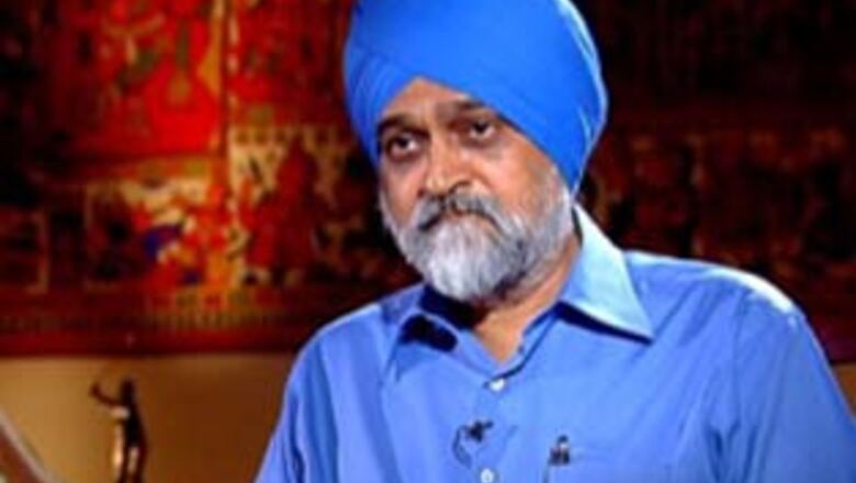 Manmohan's man Montek retains plan panel post