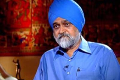 Manmohan's man Montek retains plan panel post