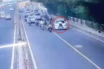 Rogue Driver Drags Delhi Police Officer on Bonnet in a Bid to Escape Traffic Violation Fine