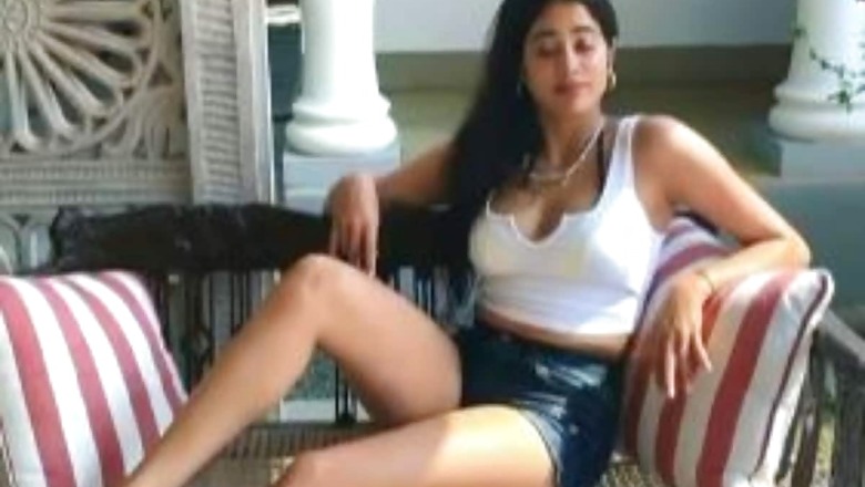 Janhvi Kapoor Shows Us How She'd React if Her Red Carpet Outfit Fails to Fit on the Event Day