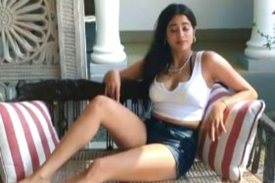 Janhvi Kapoor Shows Us How She'd React if Her Red Carpet Outfit Fails to Fit on the Event Day