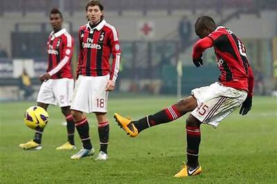 Balotelli helps AC Milan grab 2-1 win over Parma