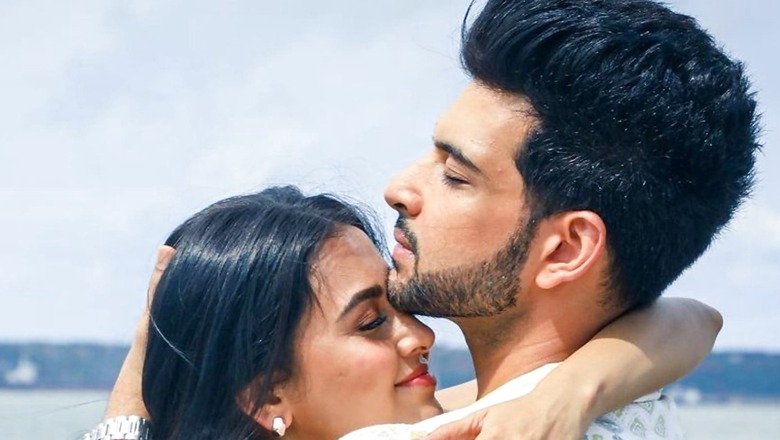 Karan Kundra Kisses Tejasswi Prakash on Forehead As They Get Clicked At Event; Watch