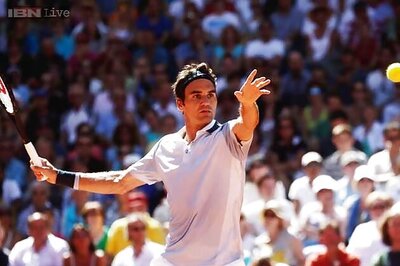Roger Federer opens hard court season with win