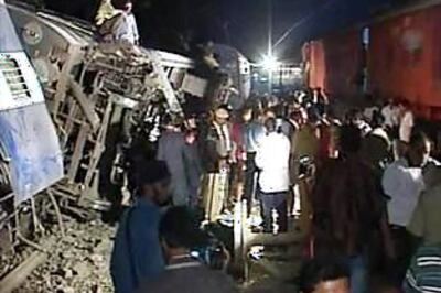 Train derails near Mumbai, 12 injured