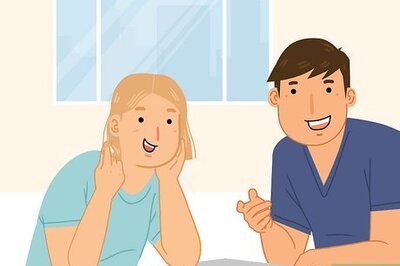 How to React to a Girl Who's Flirting With You