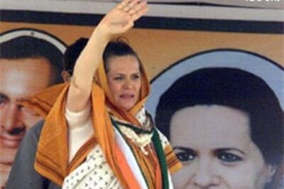 Analysis: Cong drab in Gujarat, Sonia magic fails