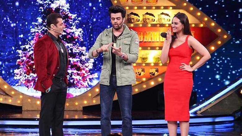Bigg Boss 10, Day 70: Sonakshi Sinha and Maniesh Paul Bring Christmas Cheers Inside the House