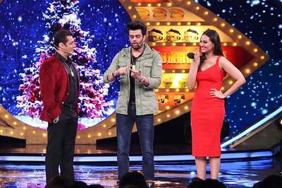 Bigg Boss 10, Day 70: Sonakshi Sinha and Maniesh Paul Bring Christmas Cheers Inside the House