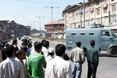 4 wounded in Srinagar blast, militant gunned down