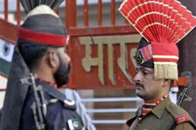 Pak troops violate ceasefire, fire at India